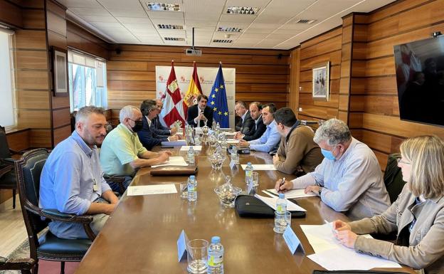 Quiñones analiza con las Opas de Castilla y León el aprovechamiento forestal y la problemática de los lobos