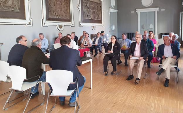 La asambla de juntas de la Semana Santa remarca su enorme impacto en el sector servicios