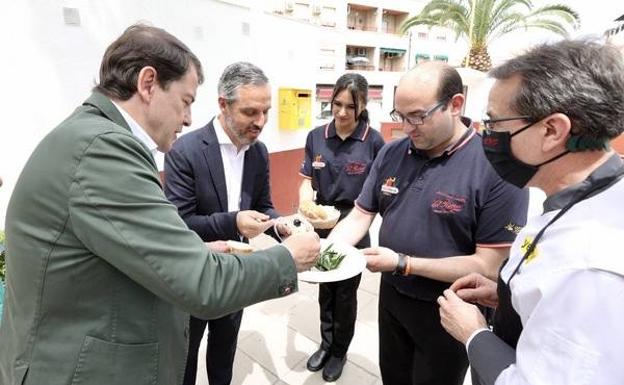 Mañueco espera que Moreno obtenga una «mayoría suficiente» en Andalucía que le permita «cuatro años más para gobernar en solitario»