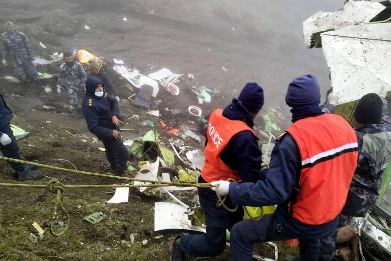 Recuperan los cuerpos de 20 de los 22 ocupantes del avión siniestrado en Nepal