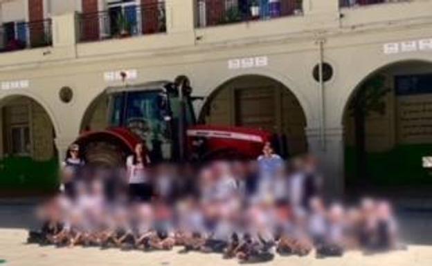 Un tractor, protagonista en el Colegio Hermanos Maristas San José
