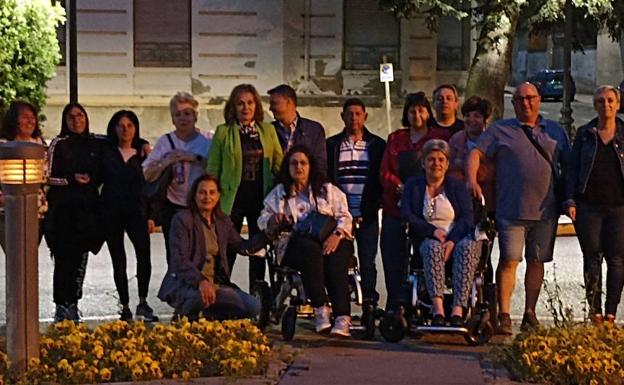 Luces naranja en Valencia de Don Juan por el Día Mundial de la Esclerosis Múltiple