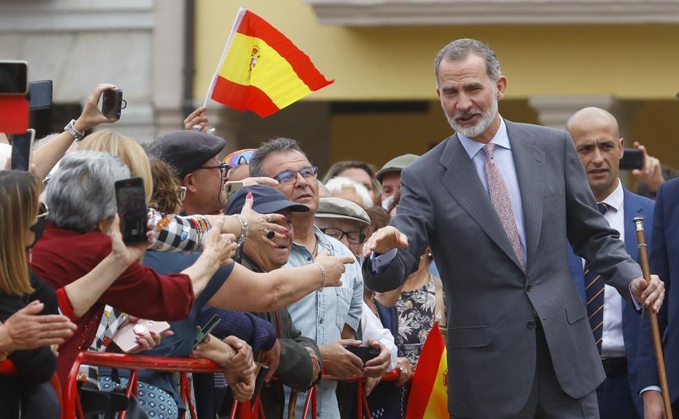 Felipe VI se da un baño de multitudes en Ponferrada