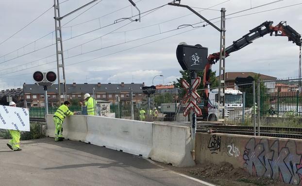 La 'no integración' ferroviaria de San Andrés acaba en bloques de hormigón y cierre de pasos a nivel