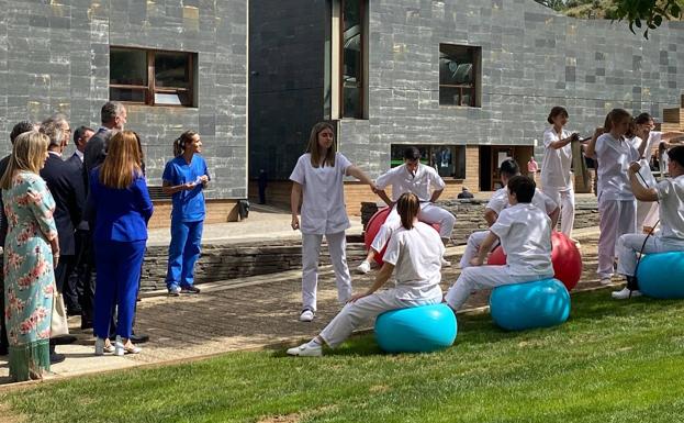 Alumnos de Fisioterapia explican a Felipe VI nuevas terapias de entrenamiento para el embarazo y el postparto