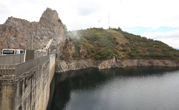 Endesa invierte cinco millones de euros en mejorar la central hidráulica del embalse de Bárcena