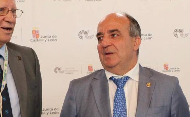 Medina Rebollo: «Los jóvenes agricultores de hoy saben coger el móvil pero no la azada»