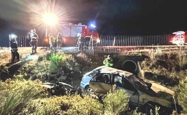 Un turismo vuelca en Rioseco de Tapia dejando herido a un varón de 63 años