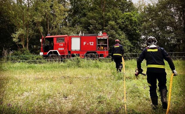 Un incendio de forestal provocado por quema de pelujo en Villaobispo obliga a intervenir a Bomberos