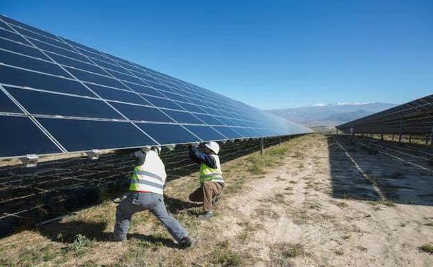 La Junta asegura que los parques fotovoltaicos no se instalarán en tierras de regadíos y explotaciones agrarias más productivas