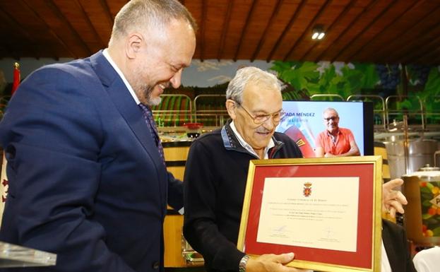 José Luis Prada recibe el homenaje como «símbolo de la comarca» con su nombramiento como hijo predilecto de El Bierzo