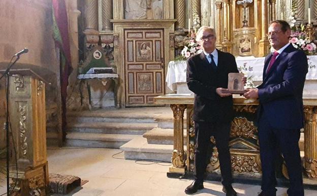 Una portada románica para reconocer la labor en Sandoval de Ramón Cañas