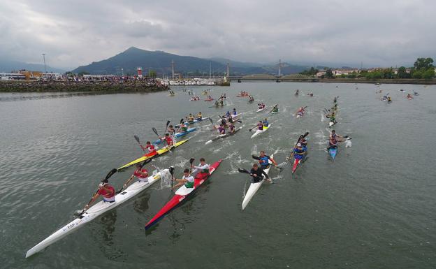 El leonés José Julián Becerro vence en la XXII Travesía Nacional de Piragüismo de Colindres