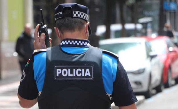 Detienen a dos personas por golpear la trapa de un bar en estado de embriaguez y atacar a un policía