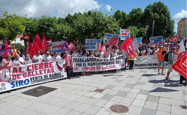 Venta de Baños se echa a la calle para clamar contra el cierre de la fábrica de galletas Siro