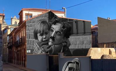 Astorga celebra los 25 años de Festival de Cine con un grafiti dedicado a Chaplin