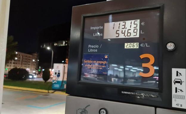 Locura de precios entre gasolineras low cost y tradicionales en León: más de 450 euros de ahorro anual