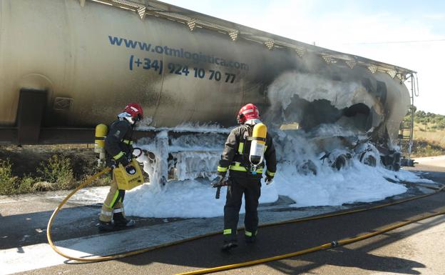 El estallido de una rueda provoca el incendio de un camión cisterna en El Bodón, Salamanca