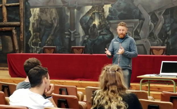 David García Ferreras, campeón del Mundo de pesca, da una charla motivacional a los alumnos del CIFP Virgen de Buen Suceso