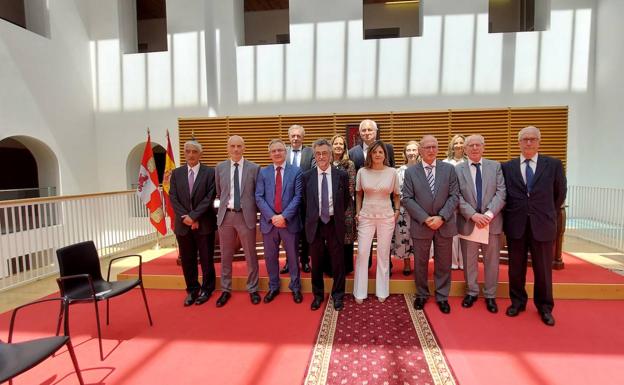 Los magistrados de León con más años de servicio reciben un reconocimiento por su dedicación y esfuerzo