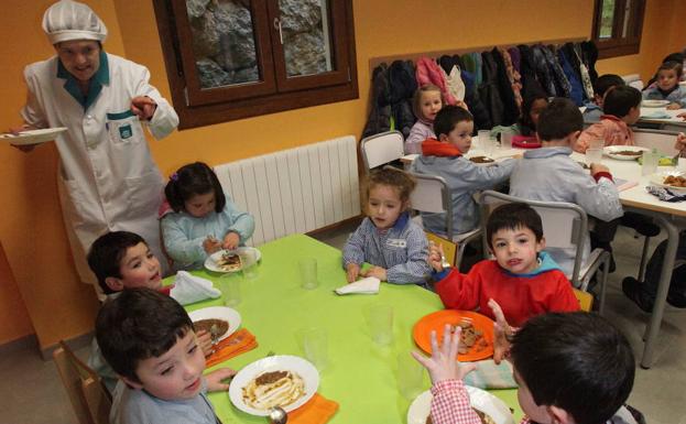 Comedores en colegios e institutos en 2030 para acabar con la obesidad infantil