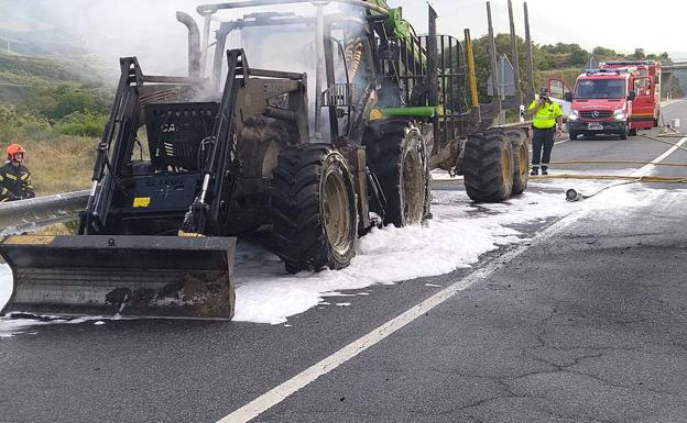 Los Bomberos de Ponferrada sofocan un incendio en un tractor en la localidad de Villagatón