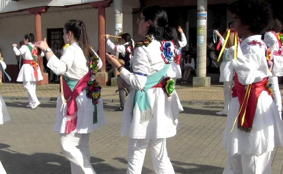 Los danzantes de Villamañan relucen en San Antonio