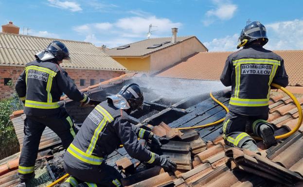 Una vivienda con daños severos en una estancia tras un incendio en la cubierta en Campazas