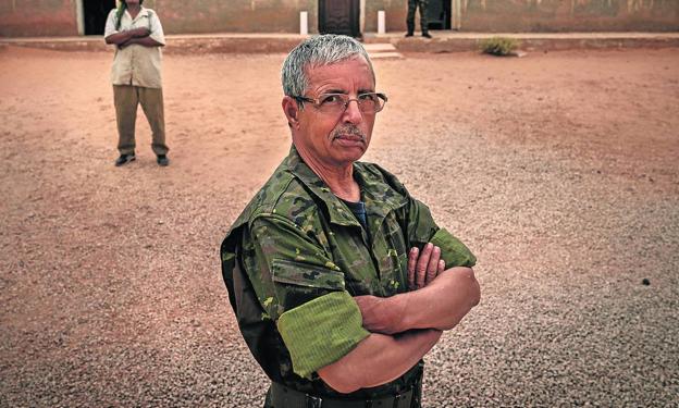 Mohamed Luali Akeik posa en el cuartel general saharaui de Rabouni, en territorio argelino. /S. Garcia
