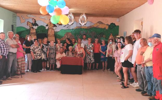 Elvira cumple 100 años con una fiesta en Murias de Paredes