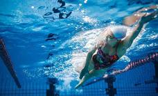 El cloro de las piscinas nos protege de enfermedades, pero ¿puede también perjudicarnos?