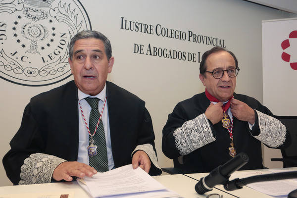 El leonés Faustino Barriguin recibe la Medalla al Mérito de la Abogacía por su labor jurídica en la Orientación y Asistencia Jurídica Penitenciaria