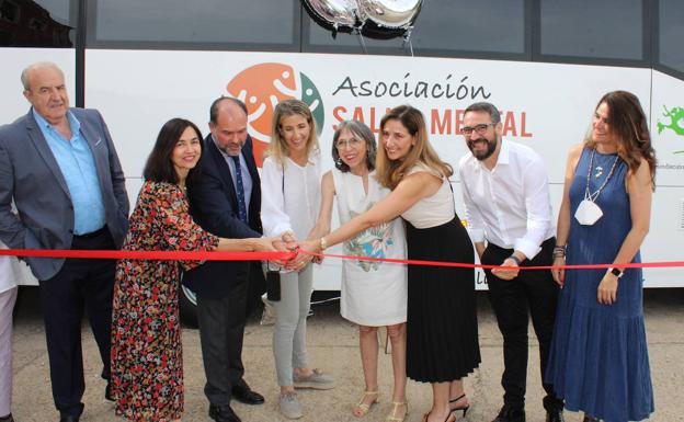 La Fundación Cepa dona un autobús a Salud Mental León para facilitar el transporte de los usuarios