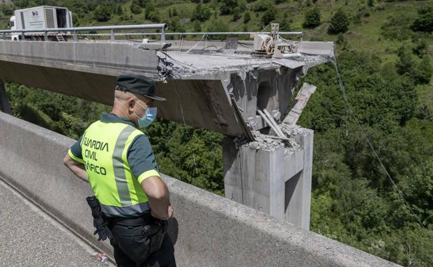 Transportes estudia abrir al tráfico en verano el viaducto paralelo al que se derrumbó en la A-6