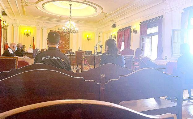 El acusado de maltratar e inducir a la prostitución a una mujer acepta los hechos tras la rebaja de la pena