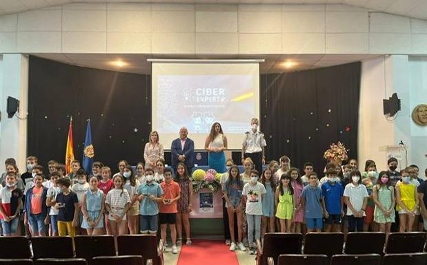 Faustino Sánchez y Ester Muñoz entregan a alumnos y alumnas de primaria carnets de Ciberexpert@s
