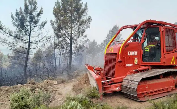 El avance del fuego en la Sierra de la Culebra obliga a evacuar Cabañas de Aliste, Torres de Aliste, Pobladura de Aliste y Mahide