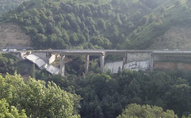 CB se pregunta «cuántos tramos de la A-6 se tienen que caer para que acuda la ministra de Transporte»