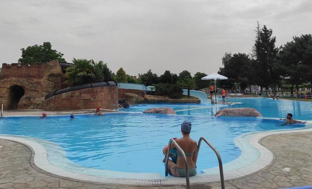 Éxito en la apertura de las piscinas de Valencia de Don Juan que se preparan para recibir a cientos de visitantes