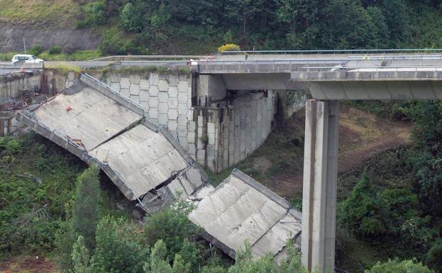 El Ministerio de Transporte desplaza a los «mejores ingenieros» para conocer las razones del derrumbe del viaducto de O Castro