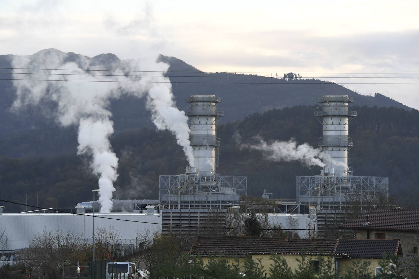 El uso récord de las centrales de gas frustra el inicio del tope ibérico