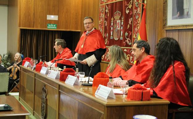 Entregadas las becas e insignias a 146 nuevos graduados de la Facultad de Derecho de la ULE