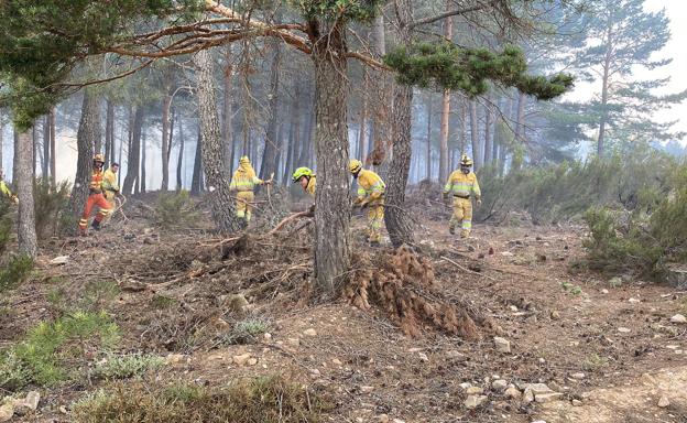 El fuego se aleja de León: permanece a 14 kilómetros de la provincia y mejoran las condiciones