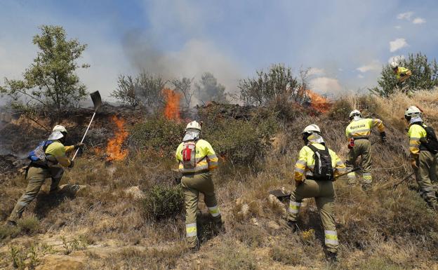 Los bomberos combaten el fuego en Ujué (Navarra). /efe