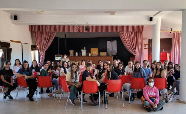 Medio centenar de estudiantes de Veterinaria visitan Urzapa y Covisurle