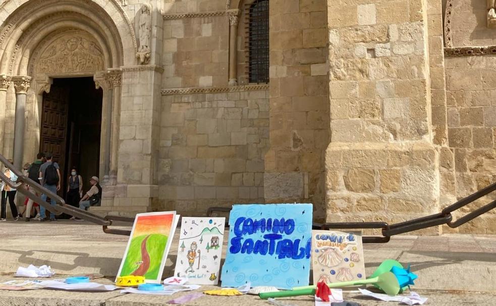 Estudiantes de la Anunciata y de Maristas cuidan de los peregrinos