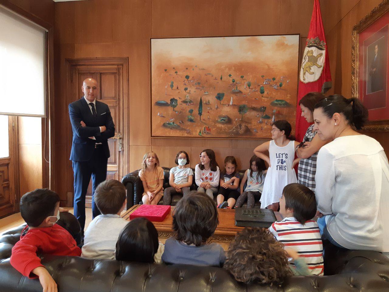 Alumnos del Colegio San Isidoro muestran al alcalde de León su proyecto sobre reciclaje de aceite usado