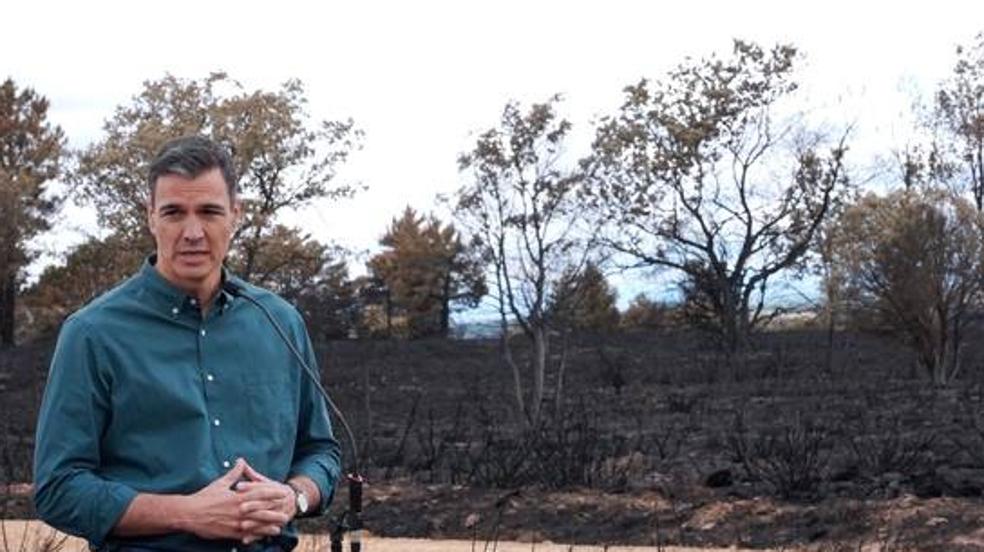 Pedro Sánchez recorre la zona afectada por el incendio de la Sierra de la Culebra