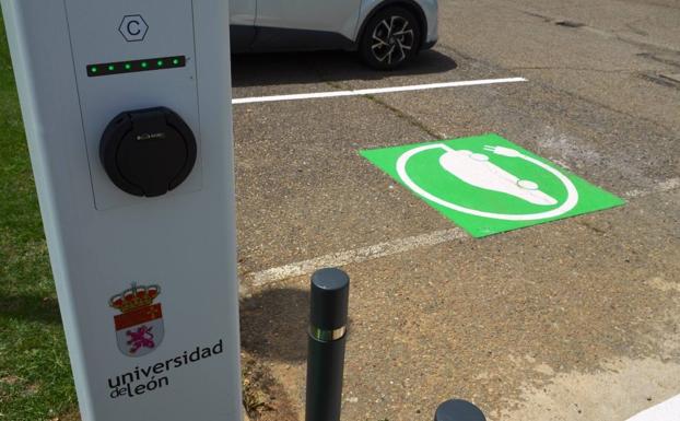 Instalan cinco cargadores para vehículos eléctricos en los campus de la ULE