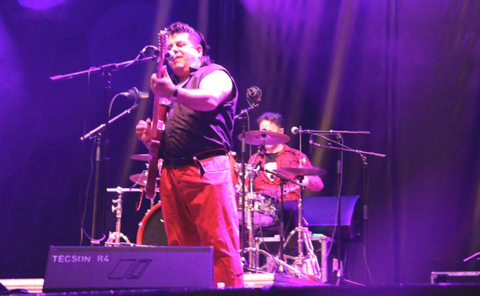 Los Lobos Negros aúllan en la Plaza Mayor